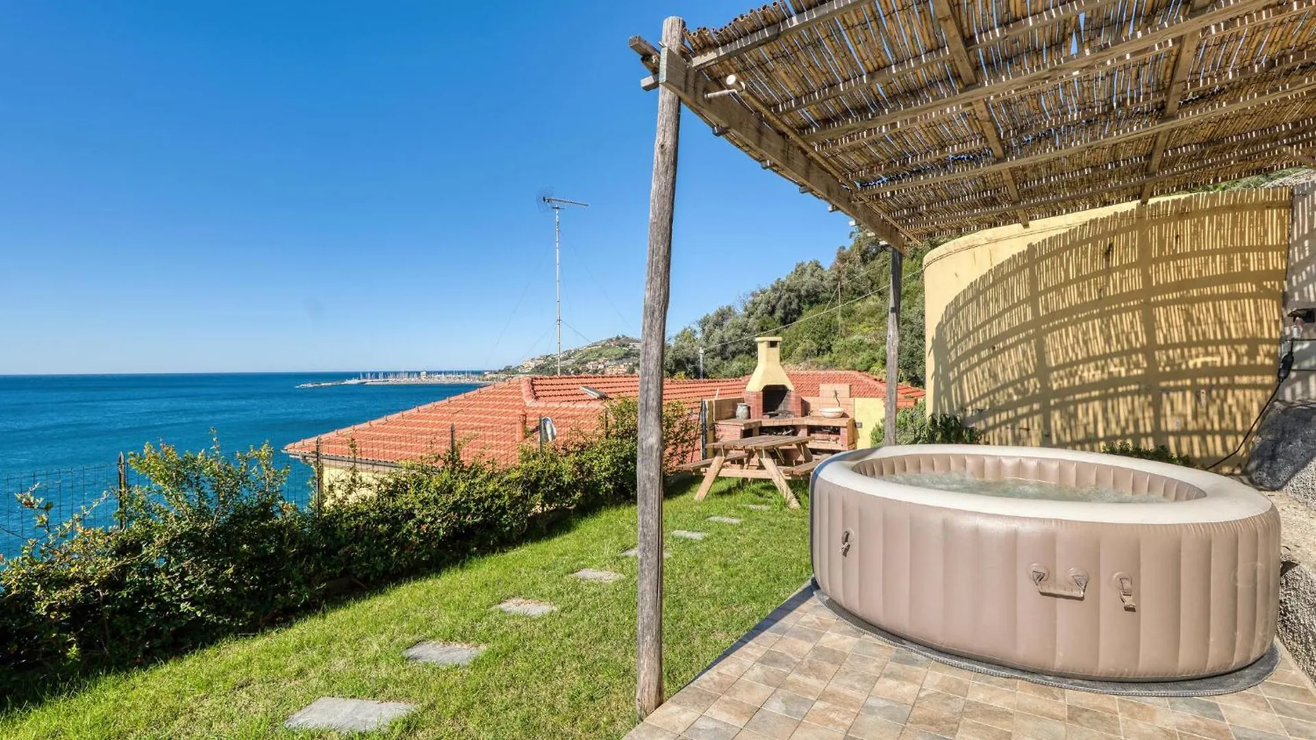 2 Bedroom Awesome Home In Cipressa 0*,  Italia