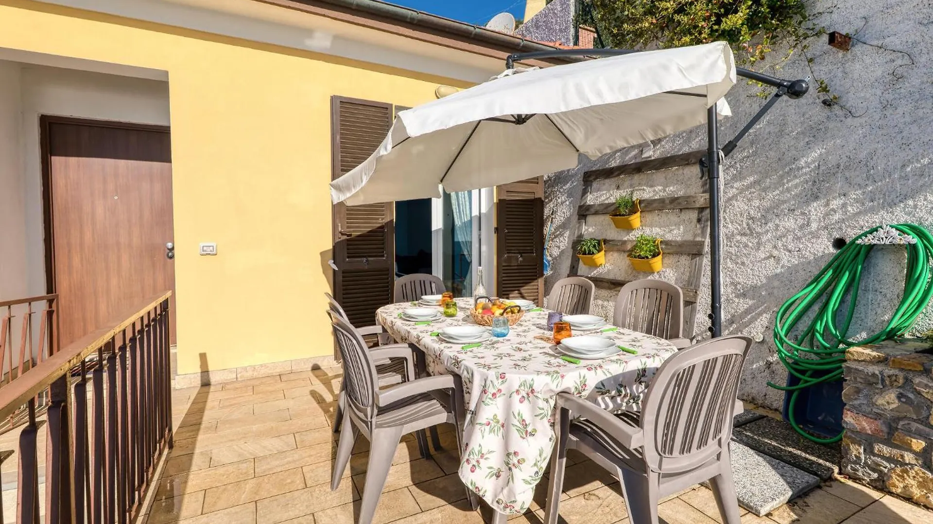 2 Bedroom Awesome Home In Cipressa Italia
